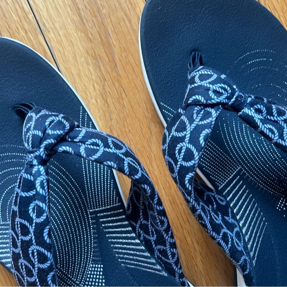 Cloudsteppers by Clark Navy and White Patterned Flip Flops